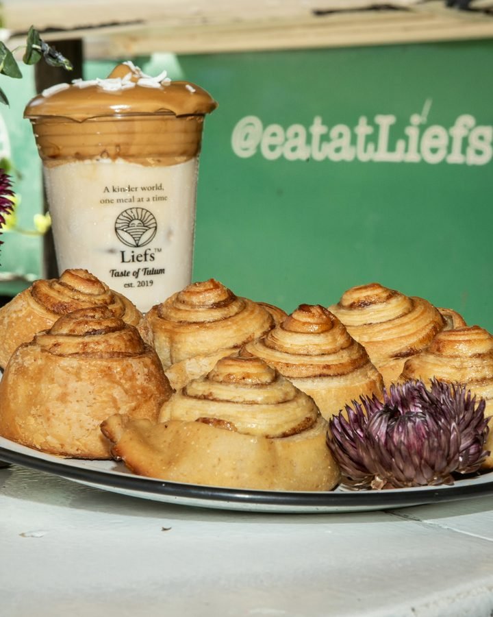 Cinnamon rolls with a cafe espuma coffee at Liefs Tulum