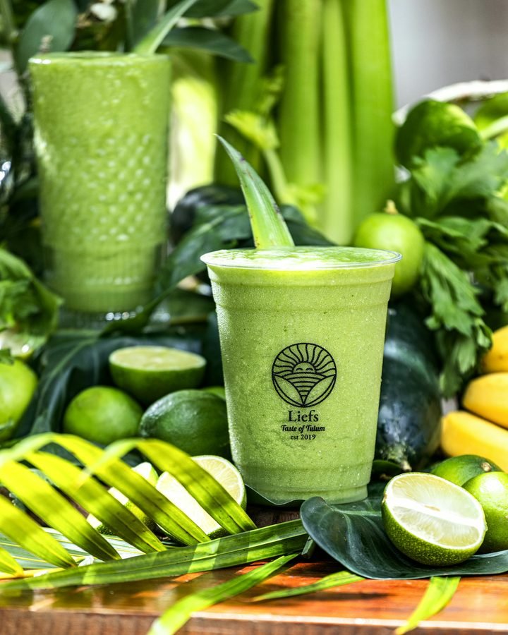 Green smoothie with cucumber and lime at Liefs Tulum