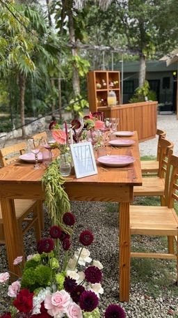 Wedding table with pink napkins and flowers at Rancho Verde Tulum